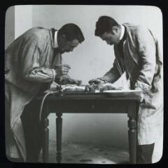 Le laboratoire : examen autopsique d'un lapin. - [entre 1905 et 1925]. - Photographie
