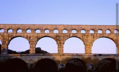 Vers-Pont-du-Gard : pont du Gard.