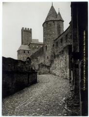 Carcassonne (Aude) : la Cité : côté intérieur après le passage de la porte d'Aude / J.-E. Auclair photogr. - [entre 1920 et 1950]. - Photographie