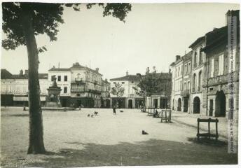 Le Gers. 3. L'Isle-Jourdain : place Gambetta. - Toulouse : phototypie Labouche frères, [entre 1905 et 1925]. - Carte postale