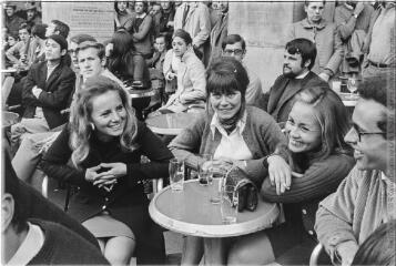 Groupe de filles à la terrasse d'un café.