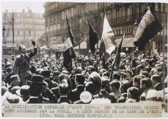 La mobilisation générale d'août 1914 : des volontaires belges sont acclamés par la foule, à leur départ de la gare de l'Est / photographie S.A.F.A.R.A., Paris [copyright BNF]. - éditée le 2 août 1939, [d'après une photographie d'août 1914]. - Photographie