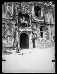 Blois : porte d'entrée du château (surmontée de la statue équestre de Louis XII). - [24 juin 1910]. - Photographie