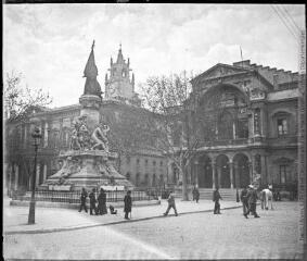 Avignon. 2 avril 1902. [Place de l’horloge : le théâtre et le monument du Centenaire].