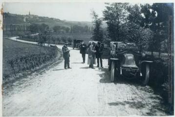 [Voitures à l'arrêt sur la route de Saint-Léon, mai 1910].