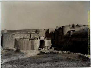 Salses-le-Château (Pyrénées-Orientales) : enceinte du fort de Salses-le-Château et porte d'entrée (côté sud) / J.-E. Auclair photogr. - [entre 1920 et 1950]. - Photographie