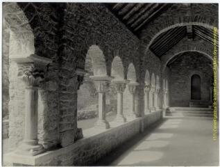 Casteil (Pyrénées-Orientales) : abbaye de Saint-Martin-du-Canigou : intérieur d'une galerie du cloître / J.-E. Auclair photogr. - [entre 1920 et 1950]. - Photographie