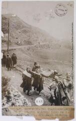 Soldats républicains transportant un de leurs camarades blessés lors de la conquête de Teruel / photographie du service espagnol d'information. - [avant le 24 janvier 1938]. - Photographie
