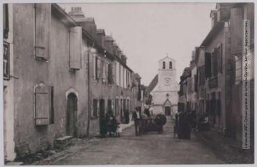 Les Basses-Pyrénées. 845. Lasseube : la rue d'Oloron et l'église. - Toulouse : maison Labouche frères, [entre 1900 et 1940]. - Photographie