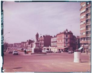 B 17. [Toulouse, la ville rose : les nouvelles allées Jean-Jaurès (futurs Champs Elysées toulousains)]. - Toulouse : maison Labouche frères, [après 1950]. - Photographie