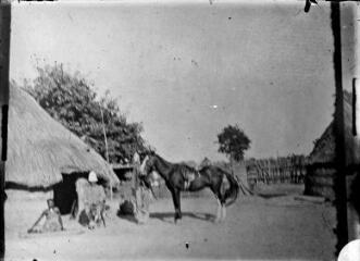Village de huttes. - [entre 1900 et 1930]. - Photographie