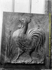 Panneau de bois sculpté : motif du coq, épi de blé et soleil. - [entre 1900 et 1920]. - Photographie