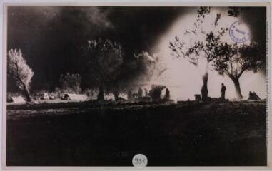 [Mignano : attaque de nuit des positions allemandes par l'artillerie américaine] / photographie OWI (Office of War Information). - [entre septembre et décembre 1943]. - Photographie