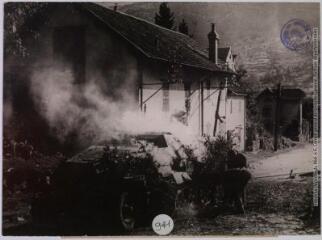 Alsace : dans un village reconquis une auto mitrailleuse allemande vient de sauter sur une mine / photographie R. Pellereau, Agence Stella-Presse, Paris. - [entre 1944 et 1945]. - Photographie