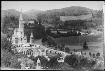 [Lourdes : rotonde du Panorama de Notre-Dame de Lourdes]. - Toulouse : édition Labouche frères, [entre 1920 et 1950]. - Photographie