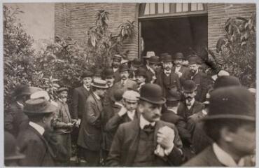 17. [Militants à la sortie de la salle du Congrès (dont Vincent Auriol, représentant de la Haute-Garonne)] / photographie Georges Baudillon (1881-1915). - 15-18 octobre 1908. - Carte-photo
