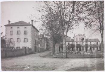 Les Pyrénées-Orientales. 878. La Cerdagne. Bourg-Madame : avenue d'Ax-les-Thermes et la caserne de douane. - Toulouse : maison Labouche frères, [entre 1900 et 1920]. - Photographie