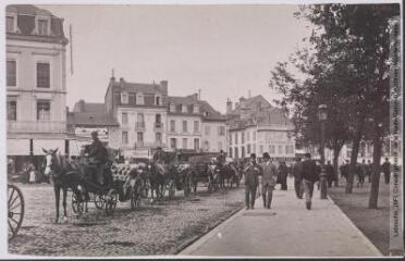 Les Hautes-Pyrénées. 945. Tarbes : un coin de la place Maubourguet. - Toulouse : maison Labouche frères, [entre 1900 et 1920]. - Photographie