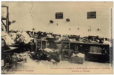Fabrique de chaussures E. Lapeyrade, place Arzac, Toulouse : atelier de piquage. - Toulouse : phototypie Labouche frères, marque LF au verso, [1922]. - Carte postale