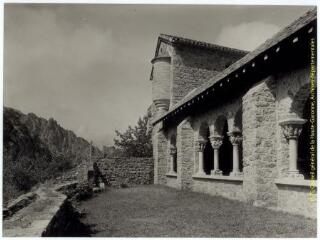 Casteil (Pyrénées-Orientales) : abbaye de Saint-Martin-du-Canigou : galerie du cloître, à côté du ravin / J.-E. Auclair photogr. - [entre 1920 et 1950]. - Photographie