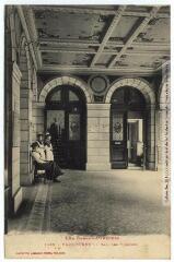 Les Basses-Pyrénées. 1129. Eaux-Bonnes : hall des thermes. - Toulouse : phototypie Labouche frères, [entre 1905 et 1937]. - Carte postale