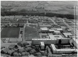Castelnaudary (Aude) : quartier du Cassieu : terrain de sport (au fond le canal du Midi) / Jean Quéguiner photogr. - Juillet 1976. - 2 photographies