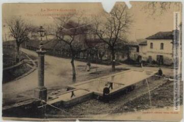 La Haute-Garonne. 1309. Villeneuve-Tolosane, près Cugnaux : la fontaine. - Toulouse : phototypie Labouche frères, marque LF au verso, [1911]. - Carte postale