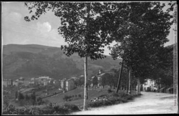 L'Aveyron. 395. St-Sernin-sur-Rance : vue nord et route de St-Affrique. - Toulouse : phototypie Labouche frères, [entre 1909 et 1925], tampon d'édition du 17 février 1919. - Carte postale