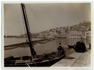 Sète (Hérault) : pêcheurs au port et vue partielle de la ville (citadelle Richelieu sur les hauteurs) / J.-E. Auclair photogr. - [entre 1920 et 1950]. - Photographie
