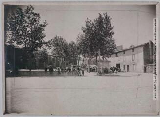 S.-O. 10e série. 442. Aigues-Vives (Hérault) : la place de l'Eglise et l'abreuvoir. - Toulouse : maison Labouche frères, [entre 1900 et 1920]. - Photographie