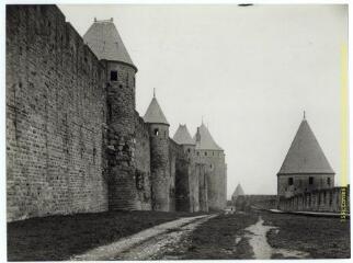Carcassonne (Aude) : la Cité : passage des Lices hautes vu de l'extérieur des remparts / J.-E. Auclair photogr. - [entre 1920 et 1950]. - Photographie