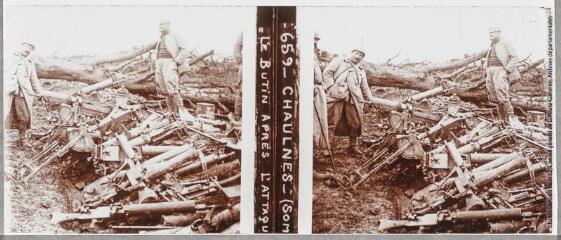 659. Chaulnes (Somme) : le butin après l'attaque, [entre 1914 et 1918]. - Photographie