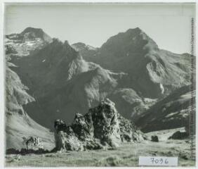 [Sommets environnants du lac Bleu : pic de Bizourtère ?] / cliché G. Oliver ?. - [entre 1920 et 1940].