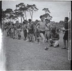 Castelnaudary (Aude) : chantier de jeunesse : séances de sport / Jean Ribière photogr. - 1942. - 2 photographies