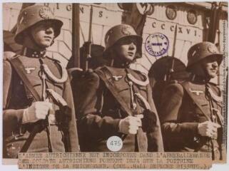 L'armée autrichienne est incorporée dans l'armée allemande : les soldats autrichiens portent déjà sur la poitrine l'insigne de la Reichswehr / photographie Interpress, Paris. - [17 mars 1938]. - Photographie