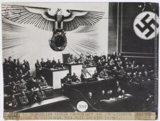 Berlin : le chancelier Hitler prononçant son sensationnel discours à la tribune du Reichstag / photographie France Presse Voir, Paris. - 20 février 1938. - Photographie