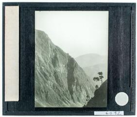 Montée à Venasque. Vallée du Lis [Lys] vers Pratlong, vue depuis la Serre des Cabales ?. - [entre 1941 et 1945].