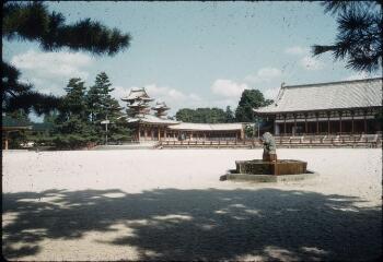 A 7930-7965. Kyoto (Japon) : patrimoine (temple Heian), paysages.