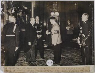 Le président du conseil bulgare chez le chancelier Hitler : voici le moment de la présentation / photographie France Presse Voir, Paris. - 6 juillet 1939. - Photographie