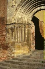Plan rapproché de la retombées des arcs formant l'archivolte et des colonnettes du portail, vue de face. - Prise de vue du 24 novembre 1998.