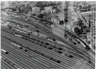 Toulouse : gare Matabiau : voies ferrées / Jean Quéguiner photogr. - Juillet 1976. - Photographie
