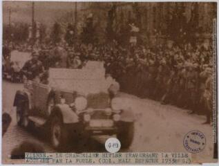 Vienne : le chancelier Hitler traversant la ville acclamé par la foule / photographie Associated Press Photo, Paris. - 14 mars 1938. - Photographie