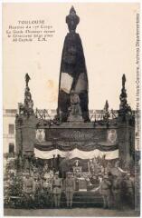 Toulouse. Rentrée du 17e Corps. La garde d'honneur devant le cénotaphe érigé place du Capitole / cliché L.M. - [s.l.] : [s.n.], [entre 1920 et 1950]. - Carte postale