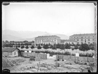 Caserne ou hôpital. - [entre 1890 et 1920]. - Photographie