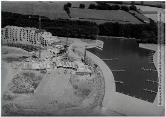 Ramonville-Saint-Agne : Port-Sud : port de plaisance et immeubles en construction / Jean Quéguiner photogr. - Juillet 1976. - Photographie