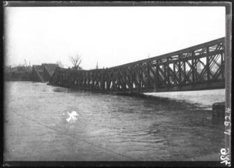 [Un pont détruit]. - [années 1940].