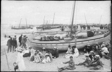 [434]. [Le Barcarès : baigneurs à l'ombre des bateaux de pêche]. - Toulouse : maison Labouche frères, [entre 1900 et 1940]. - Photographie