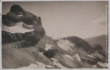 Les Hautes-Pyrénées. 229. Gavarnie : le Casque (3006 m.) et col des Izards (versant espagnol). Les Pyrénées-Ariégeoises / [photographie Henri Jansou (1874-1966)]. - Toulouse : phototypie Labouche frères, [entre 1918 et 1937]. - Carte postale