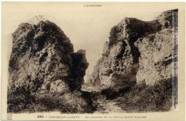 L'Aveyron. 250. Capdenac-le-Haut [Capdenac, Lot] : les rochers de la vieille route romaine. - Toulouse : phototypie Labouche frères, [entre 1918 et 1937]. - Carte postale