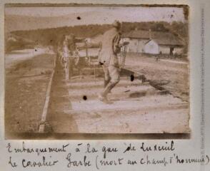 Embarquement à la gare de Luxeuil. Le Cavalier Garbe (mort au champ d'honneur).